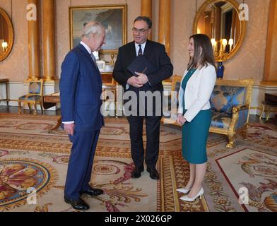 König Karl III. (Links) präsentiert die ersten Banknoten mit seinem Porträt vom Gouverneur der Bank of England Andrew Bailey und Sarah John, Chief Cashier der Bank of England, im Buckingham Palace in London. Bilddatum: Dienstag, 9. April 2024. Stockfoto