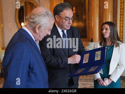 König Karl III. (Links) präsentiert die ersten Banknoten mit seinem Porträt vom Gouverneur der Bank of England Andrew Bailey und Sarah John, Chief Cashier der Bank of England, im Buckingham Palace in London. Bilddatum: Dienstag, 9. April 2024. Stockfoto