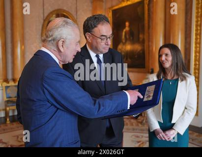 König Karl III. (Links) präsentiert die ersten Banknoten mit seinem Porträt vom Gouverneur der Bank of England Andrew Bailey und Sarah John, Chief Cashier der Bank of England, im Buckingham Palace in London. Bilddatum: Dienstag, 9. April 2024. Stockfoto