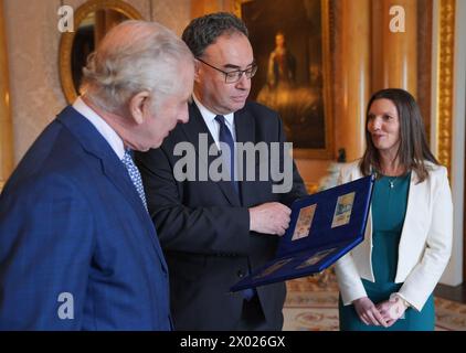 König Karl III. (Links) präsentiert die ersten Banknoten mit seinem Porträt vom Gouverneur der Bank of England Andrew Bailey und Sarah John, Chief Cashier der Bank of England, im Buckingham Palace in London. Bilddatum: Dienstag, 9. April 2024. Stockfoto