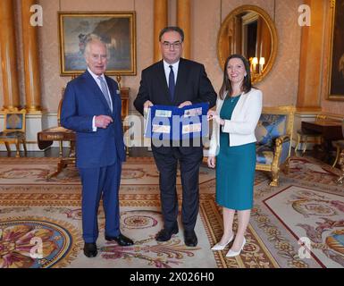 König Karl III. (Links) präsentiert die ersten Banknoten mit seinem Porträt vom Gouverneur der Bank of England Andrew Bailey und Sarah John, Chief Cashier der Bank of England, im Buckingham Palace in London. Bilddatum: Dienstag, 9. April 2024. Stockfoto