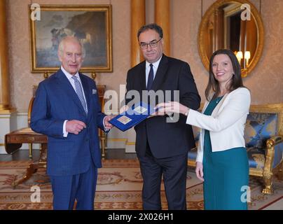 König Karl III. (Links) präsentiert die ersten Banknoten mit seinem Porträt vom Gouverneur der Bank of England Andrew Bailey und Sarah John, Chief Cashier der Bank of England, im Buckingham Palace in London. Bilddatum: Dienstag, 9. April 2024. Stockfoto