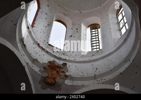 Orichhiv, Zaporischschschiha, Ukraine. April 2024. Blick auf die Kuppel der orthodoxen Kirche, die durch russischen Beschuss in Orichschiv beschädigt wurde. Orichhiv ist eine kleine Stadt in der Nähe von Zaporischschschi, die als letzte Säule des Widerstands für ukrainische Armeesoldaten im Süden dient, da die russischen Streitkräfte weiter in den befreiten Robotyne vorrücken. Die Einwohner Orichjews leben mit rund 700 Menschen und riskieren ihr Leben, während sie täglich die Bomben- und Artillerieangriffe aushalten, während sie ums Überleben kämpfen. (Credit Image: © Andriy Andriyenko/SOPA Images via ZUMA Press Wire) NUR REDAKTIONELLE VERWENDUNG! Nicht für kommerzielle ZWECKE! Stockfoto