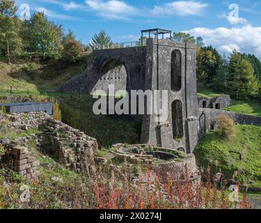 Der aus Stein gebaute wasserbetriebene Balance Tower mit den Überresten von Hochöfen vor dem Blaenavon Ironworks Museum in Blaenavon, Abergavenny Stockfoto