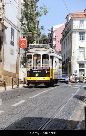 Das Lissabonner Straßenbahnnetz (Rede de elétricos de Lisboa) ist ein Straßenbahnnetz, das Lissabon, die Hauptstadt Portugals, bedient. Seit 1873 in Betrieb, umfasst sie derzeit sechs Linien. Das System hat eine Länge von 31 km und 63 Straßenbahnen in Betrieb (45 historische „Remodelados“, 8 historische „Ligeiros“ und 10 moderne Gelenkbahnen). Das Depot befindet sich in Santo Amaro in Alcântara. Stockfoto