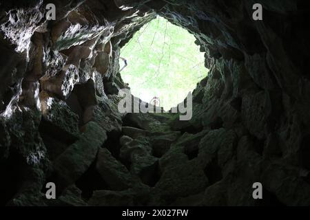 Einer der bekanntesten Paläste in Sintra, der Initiationsbrunnen Quinta da Regaleira, ist bekannt für seine rätselhaften Merkmale und die atemberaubende Verschmelzung von architektonischen Stilen. Stockfoto