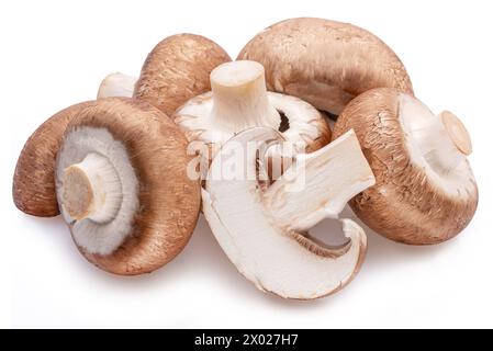 Champignons mit braunem Verschluss oder agaricus-Pilze, isoliert auf weißem Hintergrund. Nahaufnahme. Stockfoto