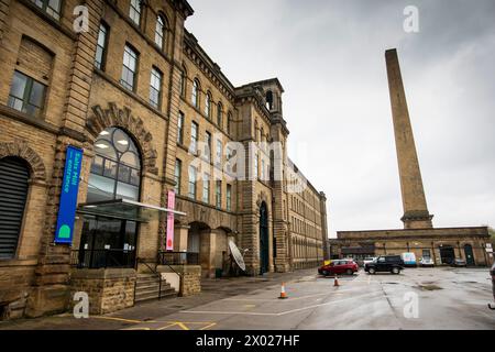 Salts Mill (auch Salt's Mill genannt) ist eine ehemalige Textilmühle, heute eine Kunstgalerie, ein Einkaufszentrum und ein Restaurantkomplex in Saltaire, Bradford, West Yorkshire, England. Sie wurde 1853 von Sir Titus Salt erbaut und die heutige Galerie von 1853 hat ihren Namen nach dem Datum des Gebäudes, in dem sie untergebracht ist. In der Mühle sind viele Gemälde des lokalen Künstlers David Hockney ausgestellt und es gibt auch Büros für Pace plc. Stockfoto