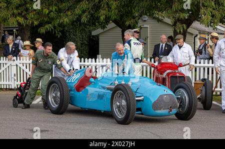 Volker Hichert's 1948 Talbot-Lago Type 26C wird vor dem Goodwood Trophy Rennen in das Fahrerlager gerollt. 2023 Goodwood Revival, Sussex, Großbritannien Stockfoto