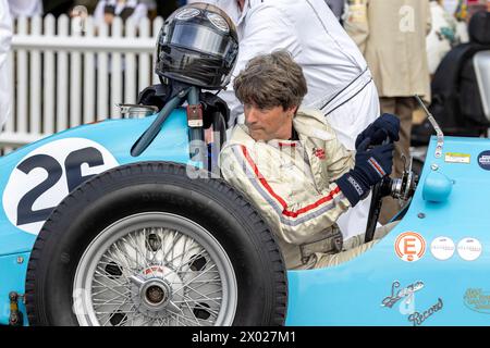 Der Talbot-Lago Typ 26C von Luc Brandts aus dem Jahr 1948 wird vor dem Goodwood Trophy-Rennen in das Fahrerlager gerollt. 2023 Goodwood Revival, Sussex, Großbritannien Stockfoto