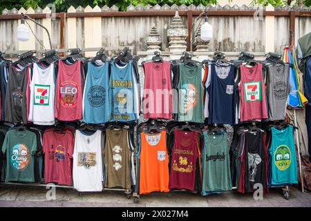 T-Shirt-Shop im Khao San aerea in Banglamphu in Bangkok in Thailand. Thailand, Bangkok, 9. Dezember 2023 Stockfoto
