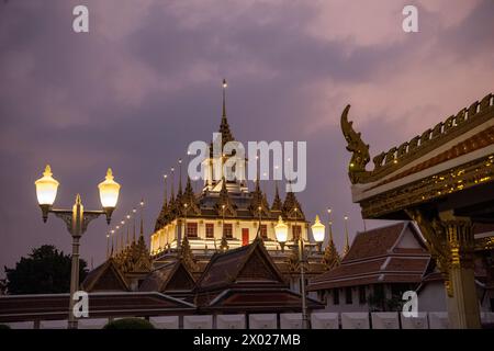 Das Wat Ratchanatdaram Worawihan in Banglamphu in Bangkok in Thailand. Thailand, Bangkok, 9. Dezember 2023 Stockfoto