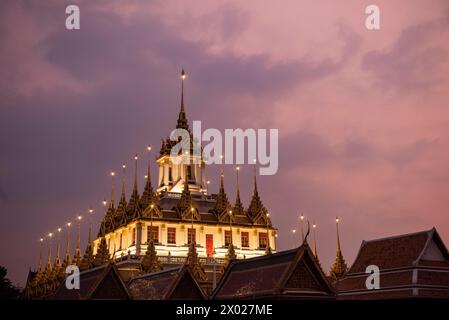 Das Wat Ratchanatdaram Worawihan in Banglamphu in Bangkok in Thailand. Thailand, Bangkok, 9. Dezember 2023 Stockfoto