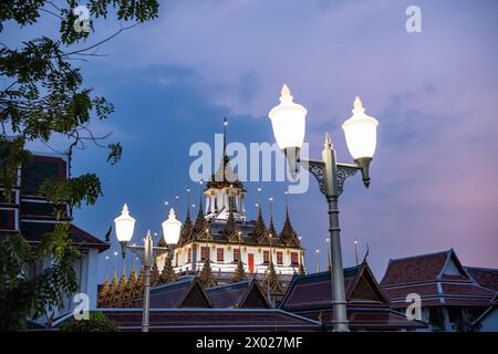 Das Wat Ratchanatdaram Worawihan in Banglamphu in Bangkok in Thailand. Thailand, Bangkok, 9. Dezember 2023 Stockfoto