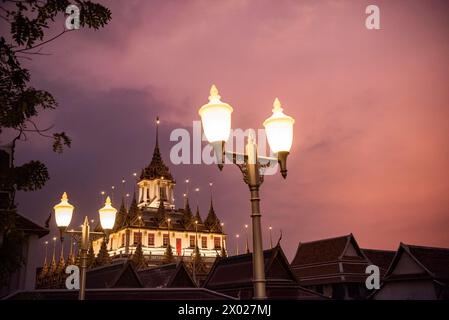 Das Wat Ratchanatdaram Worawihan in Banglamphu in Bangkok in Thailand. Thailand, Bangkok, 9. Dezember 2023 Stockfoto