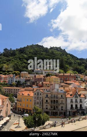 Sintra ist eine Stadt und Gemeinde im Großraum Lissabon in Portugal an der portugiesischen Riviera. Sie ist eine der am stärksten besiedelten und am dichtesten besiedelten Gemeinden Portugals. Die Gemeinde ist ein wichtiges Touristenziel, das für seine malerische Schönheit bekannt ist. Sie verfügt über mehrere historische Paläste, Schlösser, malerische Strände, Parks und Gärten. Stockfoto