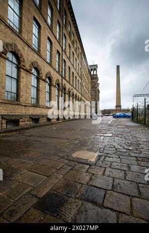 Salts Mill (auch Salt's Mill genannt) ist eine ehemalige Textilmühle, heute eine Kunstgalerie, ein Einkaufszentrum und ein Restaurantkomplex in Saltaire, Bradford, West Yorkshire, England. Sie wurde 1853 von Sir Titus Salt erbaut und die heutige Galerie von 1853 hat ihren Namen nach dem Datum des Gebäudes, in dem sie untergebracht ist. In der Mühle sind viele Gemälde des lokalen Künstlers David Hockney ausgestellt und es gibt auch Büros für Pace plc. Stockfoto