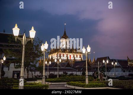 Das Wat Ratchanatdaram Worawihan in Banglamphu in Bangkok in Thailand. Thailand, Bangkok, 9. Dezember 2023 Stockfoto