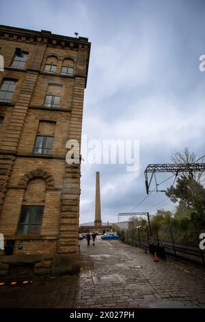 Salts Mill (auch Salt's Mill genannt) ist eine ehemalige Textilmühle, heute eine Kunstgalerie, ein Einkaufszentrum und ein Restaurantkomplex in Saltaire, Bradford, West Yorkshire, England. Sie wurde 1853 von Sir Titus Salt erbaut und die heutige Galerie von 1853 hat ihren Namen nach dem Datum des Gebäudes, in dem sie untergebracht ist. In der Mühle sind viele Gemälde des lokalen Künstlers David Hockney ausgestellt und es gibt auch Büros für Pace plc. Stockfoto