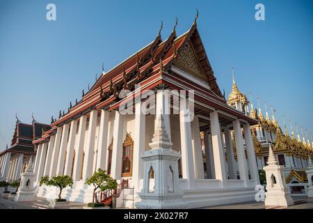 Das Wat Ratchanatdaram Worawihan in Banglamphu in Bangkok in Thailand. Thailand, Bangkok, 10. Dezember 2023 Stockfoto