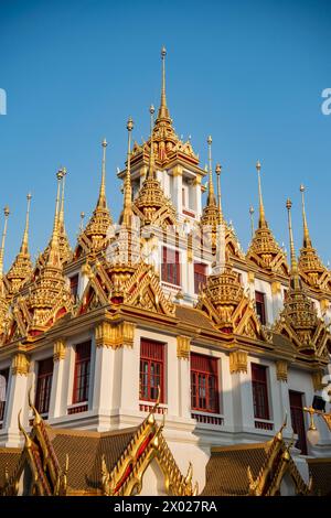 Das Wat Ratchanatdaram Worawihan in Banglamphu in Bangkok in Thailand. Thailand, Bangkok, 10. Dezember 2023 Stockfoto