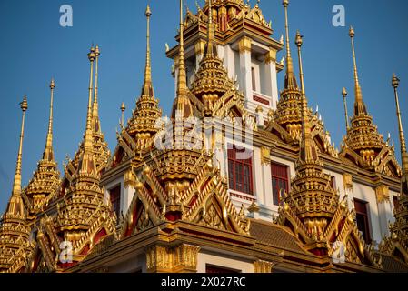 Das Wat Ratchanatdaram Worawihan in Banglamphu in Bangkok in Thailand. Thailand, Bangkok, 10. Dezember 2023 Stockfoto