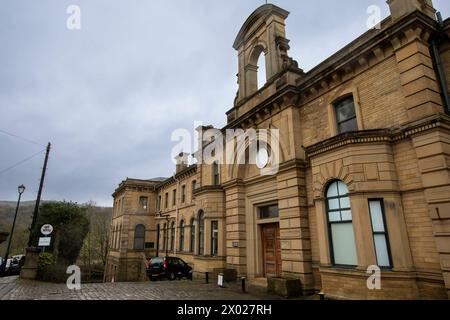 Salts Mill (auch Salt's Mill genannt) ist eine ehemalige Textilmühle, heute eine Kunstgalerie, ein Einkaufszentrum und ein Restaurantkomplex in Saltaire, Bradford, West Yorkshire, England. Sie wurde 1853 von Sir Titus Salt erbaut und die heutige Galerie von 1853 hat ihren Namen nach dem Datum des Gebäudes, in dem sie untergebracht ist. In der Mühle sind viele Gemälde des lokalen Künstlers David Hockney ausgestellt und es gibt auch Büros für Pace plc. Stockfoto