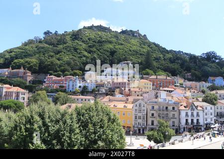 Sintra ist eine Stadt und Gemeinde im Großraum Lissabon in Portugal an der portugiesischen Riviera. Sie ist eine der am stärksten besiedelten und am dichtesten besiedelten Gemeinden Portugals. Die Gemeinde ist ein wichtiges Touristenziel, das für seine malerische Schönheit bekannt ist. Sie verfügt über mehrere historische Paläste, Schlösser, malerische Strände, Parks und Gärten. Stockfoto