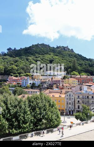 Sintra ist eine Stadt und Gemeinde im Großraum Lissabon in Portugal an der portugiesischen Riviera. Sie ist eine der am stärksten besiedelten und am dichtesten besiedelten Gemeinden Portugals. Die Gemeinde ist ein wichtiges Touristenziel, das für seine malerische Schönheit bekannt ist. Sie verfügt über mehrere historische Paläste, Schlösser, malerische Strände, Parks und Gärten. Stockfoto