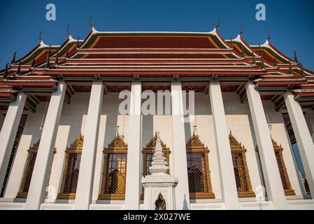 Das Wat Ratchanatdaram Worawihan in Banglamphu in Bangkok in Thailand. Thailand, Bangkok, 10. Dezember 2023 Stockfoto