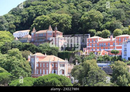 Sintra ist eine Stadt und Gemeinde im Großraum Lissabon in Portugal an der portugiesischen Riviera. Sie ist eine der am stärksten besiedelten und am dichtesten besiedelten Gemeinden Portugals. Die Gemeinde ist ein wichtiges Touristenziel, das für seine malerische Schönheit bekannt ist. Sie verfügt über mehrere historische Paläste, Schlösser, malerische Strände, Parks und Gärten. Stockfoto