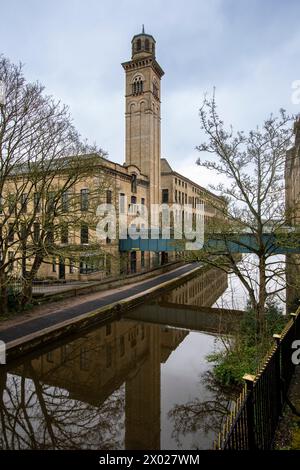 Salts Mill (auch Salt's Mill genannt) ist eine ehemalige Textilmühle, heute eine Kunstgalerie, ein Einkaufszentrum und ein Restaurantkomplex in Saltaire, Bradford, West Yorkshire, England. Sie wurde 1853 von Sir Titus Salt erbaut und die heutige Galerie von 1853 hat ihren Namen nach dem Datum des Gebäudes, in dem sie untergebracht ist. In der Mühle sind viele Gemälde des lokalen Künstlers David Hockney ausgestellt und es gibt auch Büros für Pace plc. Stockfoto