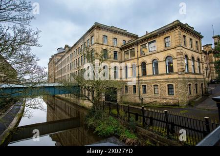 Salts Mill (auch Salt's Mill genannt) ist eine ehemalige Textilmühle, heute eine Kunstgalerie, ein Einkaufszentrum und ein Restaurantkomplex in Saltaire, Bradford, West Yorkshire, England. Sie wurde 1853 von Sir Titus Salt erbaut und die heutige Galerie von 1853 hat ihren Namen nach dem Datum des Gebäudes, in dem sie untergebracht ist. In der Mühle sind viele Gemälde des lokalen Künstlers David Hockney ausgestellt und es gibt auch Büros für Pace plc. Stockfoto