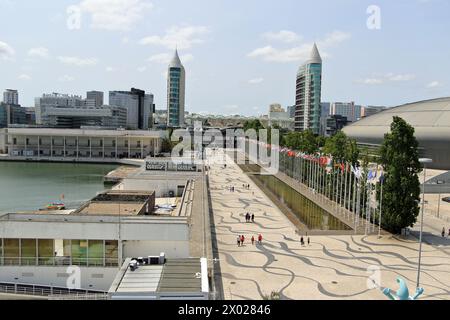 Alle Flaggen der Länder, die an der Weltausstellung 1998 in Lissabon, Portugal, teilgenommen haben. Stockfoto