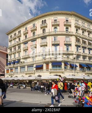 Leute spazieren an einem samstagnachmittag entlang der Uferpromenade, Via Partenope, Neapel, Italien. Stockfoto