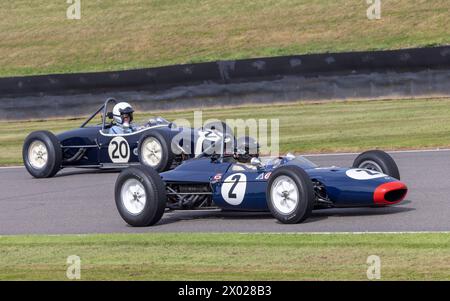 Teifion Salisbury 1960 im Lotus-Climax 18 und Federico Buratti 1962 im Lotus-BRM 24 (Nearside). Goodwood Revival 2023, Sussex, Großbritannien. Stockfoto