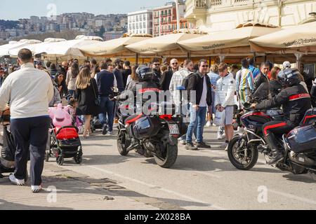 Polizei auf Fahrrädern patrouilliert in überfüllten Gebieten entlang der Uferpromenade, Via Partenope, mit Restaurants, Neapel, Italien. Stockfoto