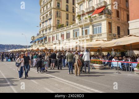 Leute spazieren an einem samstagnachmittag entlang der Uferpromenade, Via Partenope, mit Restaurants, Neapel, Italien. Stockfoto