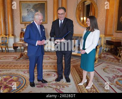 König Karl III. (Links) präsentiert die ersten Banknoten mit seinem Porträt vom Gouverneur der Bank of England Andrew Bailey und Sarah John, Chief Cashier der Bank of England, im Buckingham Palace in London. Bilddatum: Dienstag, 9. April 2024. Stockfoto