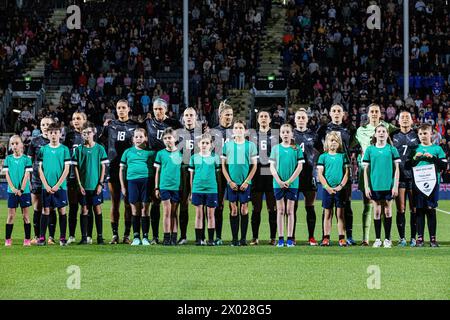 Christchurch, Neuseeland, 9. April 2024: Das neuseeländische Team singt ihre Nationalhymne vor der Freundschaft zwischen Neuseeland und Thailand im Apollo Projects Stadium in Christchurch, Neuseeland. Quelle: James Foy / Alamy Live News Stockfoto