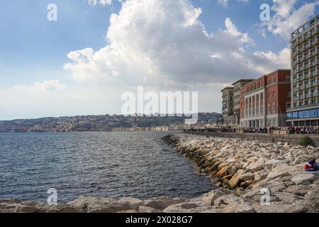 Leute spazieren an einem samstagnachmittag entlang der Uferpromenade, Via Partenope, Neapel, Italien. Stockfoto