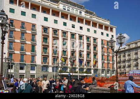 Leute spazieren an einem samstagnachmittag entlang der Uferpromenade, Via Partenope, Neapel, Italien. Stockfoto