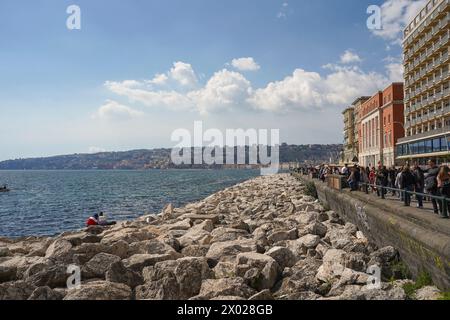 Leute spazieren an einem samstagnachmittag entlang der Uferpromenade, Via Partenope, Neapel, Italien. Stockfoto