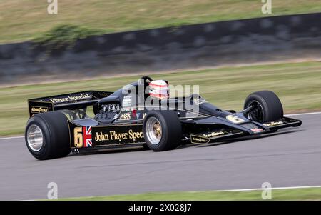 1977 Lotus-Cosworth 78 mit Fahrer Marc Devis während der 75-jährigen Lotus-Parade. 2023 Goodwood Revival, Sussex, Großbritannien. Stockfoto