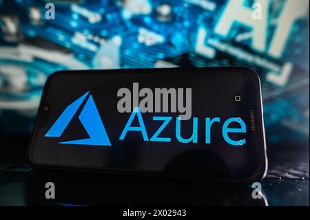 In dieser Fotoabbildung wird auf einem Smartphone ein Microsoft Azure-Logo mit dem Symbol für künstliche Intelligenz im Hintergrund angezeigt. (Foto von Omar Marques / SOPA Images/SIPA USA) *** ausschließlich für redaktionelle Nachrichtenzwecke *** Stockfoto