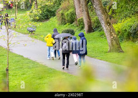 West Yorkshire, Großbritannien. April 2024. Wetter in Großbritannien. Der starke Regen nach dem Sturm Kathleen im historischen viktorianischen Musterdorf Saltaire, Bradford, West Yorkshire, erhöht den Flussspiegel und macht das Freisein von Enten besser als Wanderer. Saltaire ist ein viktorianisches Musterdorf in Shipley, West Yorkshire, England, zwischen dem Fluss Aire, der Eisenbahn und dem Leeds and Liverpool Canal. Salt’s Mill und die Häuser wurden von Titus Salt zwischen 1851 und 1871 gebaut, um seinen Arbeitern ein Leben unter besseren Bedingungen als den Slums von Bradford zu ermöglichen. Quelle: Windmill Images/Alamy Live News Stockfoto