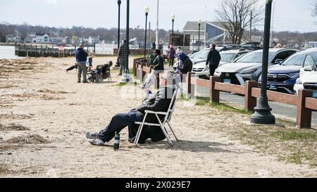 NORWALK, CT, USA - 8. APRIL 2024: Calf Pasture Beach in Norwalk mit Völkern, die die amerikanische Sonnenfinsternis beobachten Stockfoto