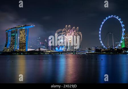 Silvesterfeuerwerk über dem Hafen von Singapur, Singapur, Asien Stockfoto