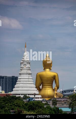 Ein Blick auf den Großen Buddha im Wat Paknam in Thonburi in der Stadt Bangkok in Thailand. Thailand, Bangkok, 4. Dezember 2023 Stockfoto