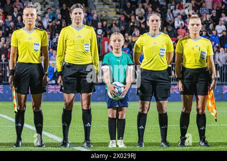 Christchurch, Neuseeland, 9. April 2024: Der Schiedsrichter und die Spieloffiziere stellen sich während der Nationalhymne vor dem Freundschaftsspiel zwischen Neuseeland und Thailand im Apollo Projects Stadium in Christchurch, Neuseeland. Quelle: James Foy / Alamy Live News Stockfoto